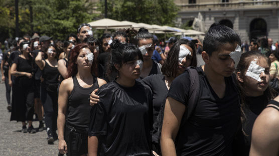 22명 숨지고 230명 실명했다…칠레도 시위 무력진압에 신음