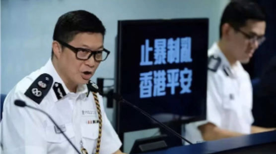 실탄 쏘는 홍콩 경찰…우산혁명 깬 초강경파가 총수 됐다