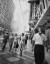 1958년 사람들이 눈과 호흡기에 통증을 호소하며 방독면과 선글라스를 쓰고 거리를 걷고 있다. [사진 LA중앙 도서관]