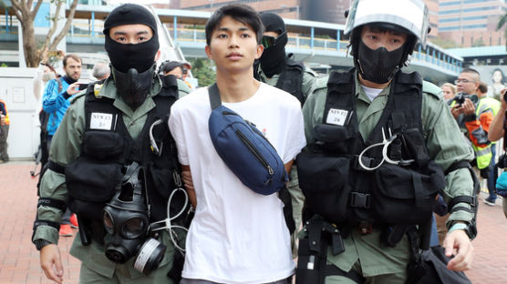 홍콩 경찰 토끼몰이에 시위대 고립…하수관 탈출도 실패