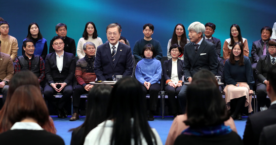 문재인 대통령이 19일 오후 서울 상암동 MBC에서 열린 &#39;국민이 묻는다, 2019 국민과의 대화&#39;에서 패널들의 질문에 답하고 있다. [청와대사진기자단]