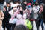 서울과 중부 내륙에 한파주의보가 내려진 18일 시민과 외국인 관광객들이 몸을 움츠린 채 서울 명동 거리를 걷고 있다. [뉴스1]