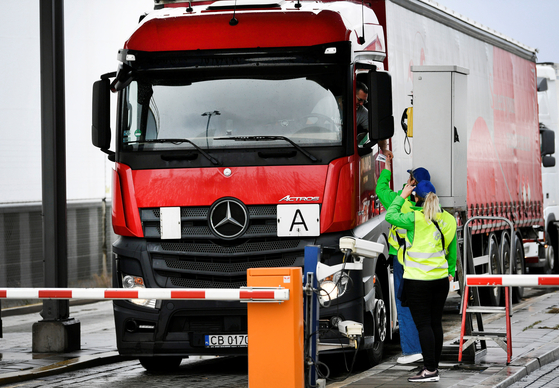 EU와 영국의 국경에서 트럭 운전사와 관리 직원들이 대화를 나누고 있다. [로이터=연합뉴스]