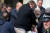 11일(현지시간) 7년간 은신해 있던 런던 주재 에콰도르 대사관에서 영국 경찰들에 의해 끌려나오고 있는 &#39;위키리크스&#39; 설립자 줄리안 어산지. [Ruptly 동영상 캡처]