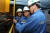 포스코 직원들이 광양제철소에서 스마트설비를 점검하고 있다. [사진 포스코]