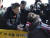 황교안 자유한국당 대표(왼쪽)가 21일 청와대 앞 분수대 광장에서 최고위원회의를 마친 뒤 한 지지자로부터 핫팩을 선물받고 있다. 임현동 기자