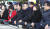 단식 투쟁을 이어가고 있는 황교안 자유한국당 대표(앞줄 오른쪽 셋째)가 21일 청와대 앞 분수대 광장에서 열린 최고위원회의에 참석하고 있다. 임현동 기자
