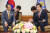 가와무라 다케오 일·한 의원연맹 간사장이 지난해 8월 서울에서 이낙연 국무총리(오른쪽)와 대화하는 모습. [연합뉴스]