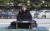 황교안 자유한국당 대표가 21일 청와대 앞 분수대 광장에서 열린 최고위원회의를 마친 뒤 단식 농성을 하고 있다. 임현동 기자