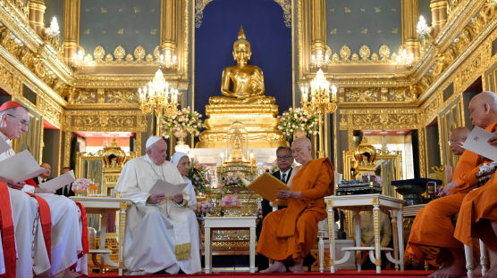 35년 만에 '불교 국가' 태국 방문 교황, 불상 앞에서 스님 만나
