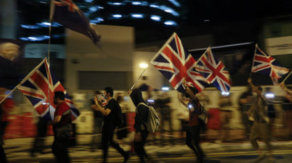 “움직이면 경찰봉에 맞아”…전 홍콩 英영사관 직원 中 고문 폭로