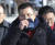 황교안 자유한국당 대표가 21일 청와대 앞 분수대 광장에서 열린 최고위원회의에서 손수건으로 코를 닦고 있다. 임현동 기자