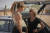 미래에서 온 그레이스 역의 매켄지 데이비스(왼쪽)과 사라 코너로 복귀한 린다 해밀턴. [사진 월트디즈니컴퍼니 코리아]