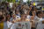 태국 국민들이 왓 랏차보핏 사원 밖에서 교황의 도착을 기다리고 있다. [AP=연합뉴스]