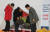 단식 농성 3일째인 자유한국당 황교안 대표가 22일 오전 청와대 분수대 광장으로 향하기 위해 여의도 국회 앞 천막 단식장을 나고 있다.[연합뉴스]