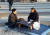 청와대 분수대 앞에서 단식투쟁 중인 자유한국당 황교안 대표가 22일 오전 김세연 의원과 이야기를 나누고 있다. [연합뉴스]