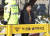 22일 오전 청와대 앞 분수대 광장에서 한 시민이 사흘째 단식농성 중인 황교안 자유한국당 대표를 위해 기도하고 있다.   임현동 기자 