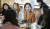 유은혜 사회부총리 겸 교육부 장관(오른쪽 두번째)이 22일 오전 세종시에 있는 한 커피숍에서 대입제도 개선과 관련해 학부모들과 간담회를 하고 있다. [연합뉴스]