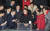 단식 농성 중인 황교안 자유한국당 대표(가운데)가 22일 오후 청와대 앞에서 농성장을 방문한 깅기정 청와대 정무수석과 대화하고 있다.  임현동 기자 