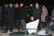 황교안 자유한국당 대표(오른쪽 둘째)가 22일 오후 청와대 앞에서 강기정 청와대 정무수석이 돌아간 뒤 농성 준비를 하고 있다.  임현동 기자 