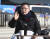 사흘째 단식농성 중인 황교안 자유한국당 대표가 23일 오전 청와대 앞 분수대 광장에서 지지자들에게 손을 들어 인사하고 있다.   임현동 기자 