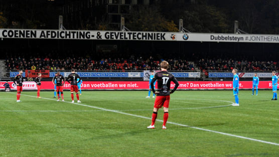 “목화 따는 놈” 네덜란드 프로축구, 인종차별에 항의 ‘킥오프 침묵의 1분’