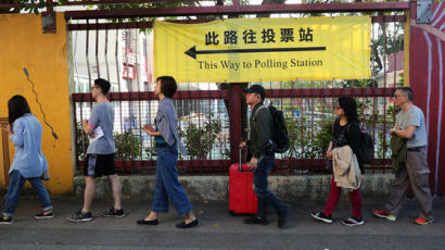 홍콩 구의원 선거 시작···투표소 긴 행렬, 민주세력 약진 주목