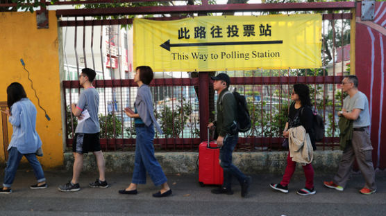 홍콩 구의원 선거 시작···투표소 긴 행렬, 민주세력 약진 주목