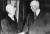  1952년 한국을 방문한 드와이트 아이젠하워 미 대통령(오른쪽)과 이승만 대통령(왼쪽)이 악수를 하고있다. [중앙포토]
