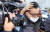 김학의 전 법무부 차관이 22일 오후 서울 송파구 동부구치소에서 마중 나온 한 여성의 보호를 받으며 귀가하고 있다.[뉴스1]