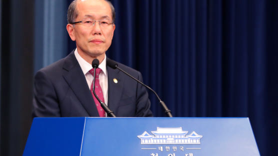 靑 “일본, 수출규제 재검토 의향 보여 지소미아 종료 연기”