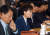 김현미 국토교통부 장관(가운데)이 지난 6일 세종시 정부세종청사 국토교통부에서 민간택지 분양가 상한제 지역 지정을 위한 주거정책심의위원회에서 모두발언하고 있다. 