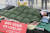 닷새째 단식투쟁을 이어가고 있는 황교안 자유한국당 대표가 24일 오후 서울 종로구 청와대 분수대 앞에서 열린 비상의원총회에 마련된 천막에 몸져 누워 있다. [뉴스1]