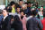 케리 람(가운데) 홍콩특구 행정장관이 24일 홍콩 구의원 선거에서 한 표를 행사한 후 투표장을 나서고 있다. [로이터=연합뉴스]