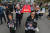 지난 9월 21일 오후 서울 광화문 교보문고 앞에서 열린 탈북모자 추모제 및 노제에서 탈북민 단체 관계자들이 모자의 영정과 상여를 들고 청와대 방향으로 행진하고 있다.  [뉴스1]