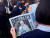 일본 여학생들이 24일 프란치스코 일본 방문을 알리는 호외 신문을 보고 있다. [AP=연합뉴스]
