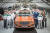 지난 10월 1일 영국 크루 벤틀리 본사 공장에서 생산된 벤테이가 1호 플러그인하이브리드 차량 앞에서 직원들이 기념촬영하고 있다. 벤틀리는 2025년까지 순수전기차를 포함해 전 차종에 전동화 모델을 선보일 예정이다. [사진 벤틀리]