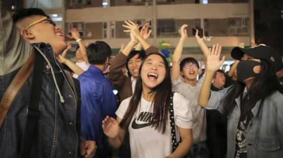 유학생도 돌아와서 투표···홍콩 민심은 '압도적 반중' 택했다 