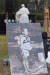 프란치스코 교황이 24일 나가사키 피록지에 헌화하고 있다. 앞 사진은 피폭이후 생존한 어린이의 기록사진.  [로이터=연합뉴스]