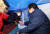 이해찬 민주당 대표(오른쪽)가 25일 청와대 분수대 앞에서 엿새째 단식 중인 황교안 한국당 대표를 찾아가 안부를 묻고 있다. [뉴스1]