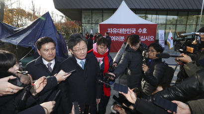 이른 아침 황교안 찾은 유승민 "단식 중단하시라" 3분간 대화