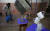  20일(현지시간) 모하메드 알-센바리가 가자지구 북부 베이트 하노운에 있는 자신의 집 마당에서 헌 TV와 가스통, 유리병 등 폐품을 가지고 탑쌓기를 선보이고 있다. [AP=연합뉴스]