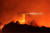  25일 LA 소방헬기가 LA 북서쪽으로 150㎞ 떨어진 샌타바버라 인근 로스 파드레스 국유림에서 화재 진압을 하고 있다. [로이터=연합뉴스]