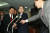 2004년 2월 10일 오전 국회 법사위의 청문회에서 열린우리당 송석찬의원(左)과 이종걸(右)이 김기춘위원장의 의사봉을 잡고 개회를 막고 있다. 안성식 기자 