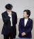조국 전 법무부 장관(왼쪽)은 전·월세 계약 갱신제를, 김현미 국토부 장관은 분양가 상한제를 내놓았다. / 사진:연합뉴스
