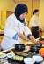 말레이시아 참가자 아질리아나 라쉬다 빈티 압드라하만이 돌솥으로 지은 밥을 예쁘게 정리하고 있다. 그는 이날 영양솥밥과 함께 먹으면 좋을 고등어구이·해물순두부찌개·오이볶음·계란말이 등을 반찬으로 함께 준비해 완벽한 한식 반상 차림을 선보였다. [사진 한식진흥원] 