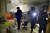 홍콩 경찰 폭발물 처리반이 28일(현지시간) 홍콩 이공대 내 바이오 실험실에서 위험 물질을 찾고 있다. [AP=연합뉴스]