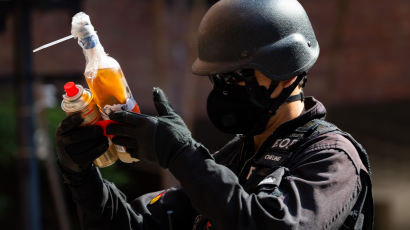 [서소문사진관]홍콩 경찰, 이공대 전격 진입...잔류자 수색 및 위험 물질 수거