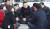 단식 투쟁을 이어가고 있는 황교안 자유한국당 대표(왼쪽 다섯째)가 지난 21일 청와대 앞 분수대 광장에서 열린 최고위원회의를 마친 뒤 위원들과 간담회를 갖고 있다. 임현동 기자