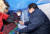 이해찬 더불어민주당 대표(오른쪽)가 지난 25일 오전 서울 청와대 분수대 앞에서 엿새째 단식농성을 이어가고 있는 황교안 자유한국당 대표를 방문했다. 임현동 기자